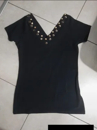 Jersey negro con detalles dorados