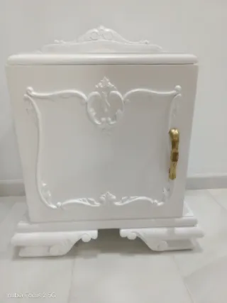 Mesita de noche antigua madera.