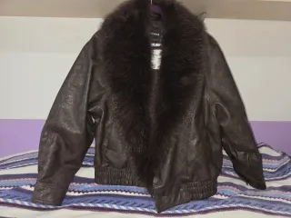 Cazadora efecto piel marrón cuello pelo