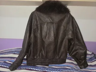 Cazadora efecto piel marrón cuello pelo