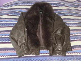 Cazadora efecto piel marrón cuello pelo