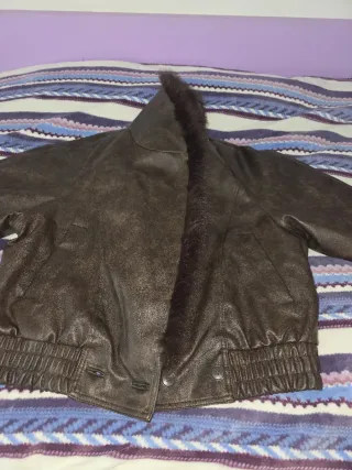 Cazadora efecto piel marrón cuello pelo