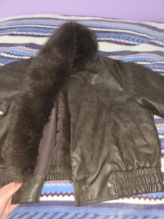 Cazadora efecto piel marrón cuello pelo