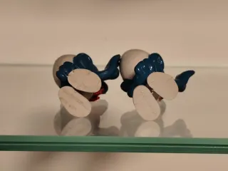 2 Figuras Pitufos con Flor Roja