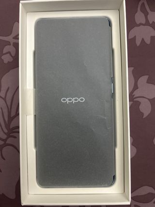 Oppo Reno10 5G con scatola e telefono