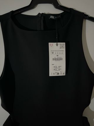 Vestido negro Zara con cortes laterales