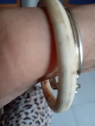 Brazalete y pendientes de hueso