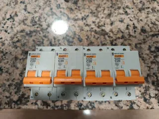 Interruptores Merlin Gerin K32N C20... 10€ cada un