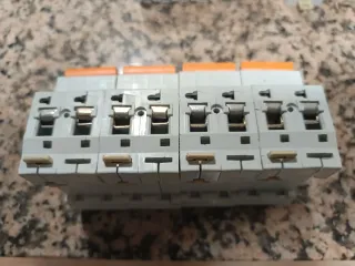 Interruptores Merlin Gerin K32N C20... 10€ cada un