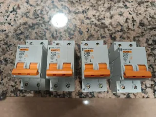 Interruptores Merlin Gerin K32N C20... 10€ cada un