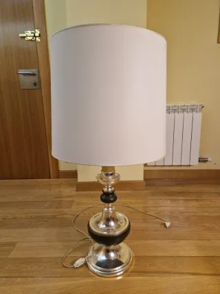 Lámpara de mesa metal con dos bombillas