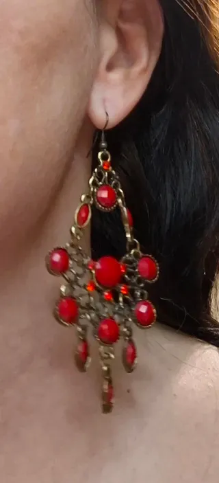 Pendientes de flamenca color rojo.