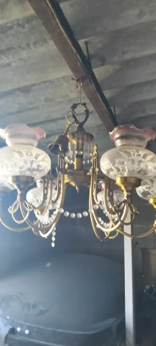 Lámpara de araña antigua de metal y cristal