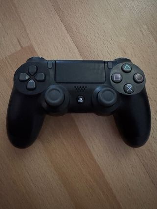 PS4 (PlayStation 4) con 3 mandos