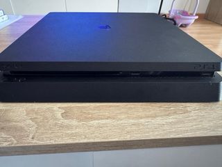 PS4 (PlayStation 4) con 3 mandos