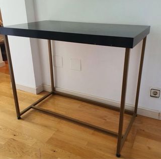 Tavolo alto in stile industriale nero e dorato