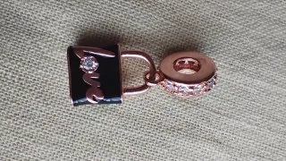 Charm Pandora Candado Negro y Dorado