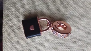 Charm Pandora Candado Negro y Dorado