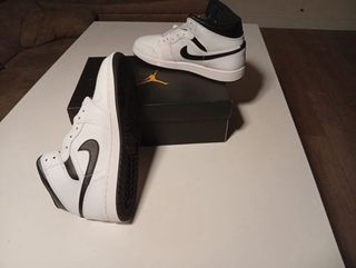 Zapatillas Jordan Blancas y Negras