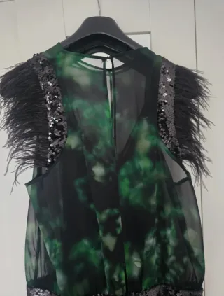 Vestido Zara verde y negro con plumas