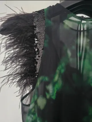 Vestido Zara verde y negro con plumas