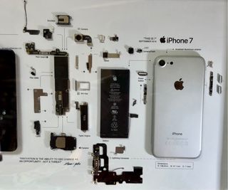 Quadro con parti iPhone 7