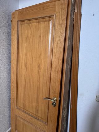 Puerta de madera maciza