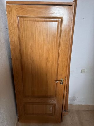 Puerta de madera maciza