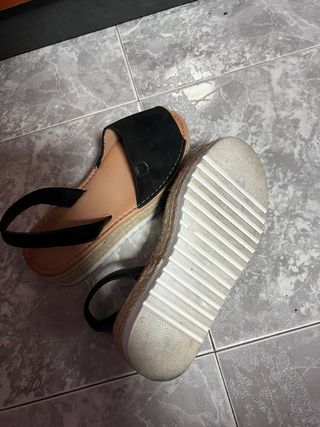 Sandalias cuña negras y beige