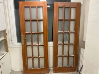 Puerta doble de madera con cristales