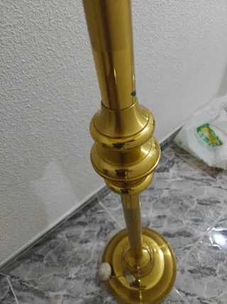 Lámpara de pie dorada y beige