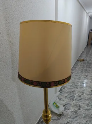 Lámpara de pie dorada y beige
