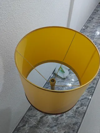 Lámpara de pie dorada y beige