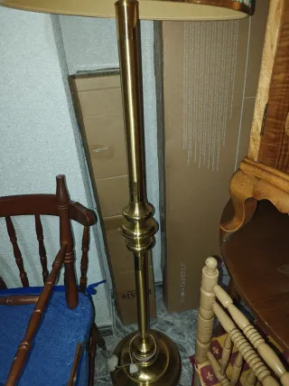 Lámpara de pie dorada y beige