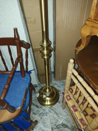 Lámpara de pie dorada y beige