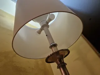 Lámpara de pie plateada y blanca