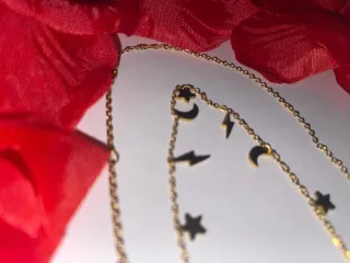 Collar dorado con lunas y estrellas