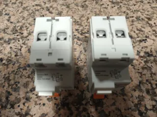 2 Interruptores Diferenciales Merlin Gerin. 10€