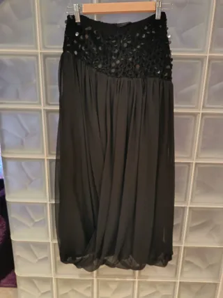 Falda midi negra con lentejuelas