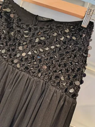 Falda midi negra con lentejuelas