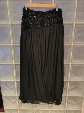 Falda midi negra con lentejuelas