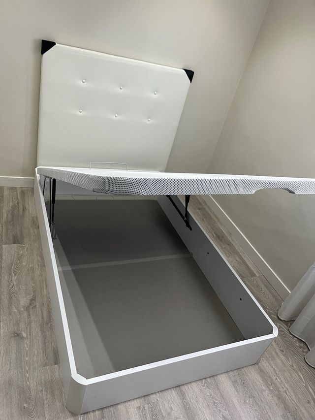 Canapè e materasso singolo in offerta limitata