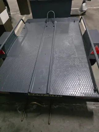 Remolque plataforma gris