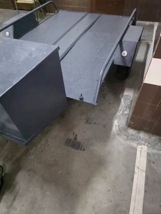 Remolque plataforma gris