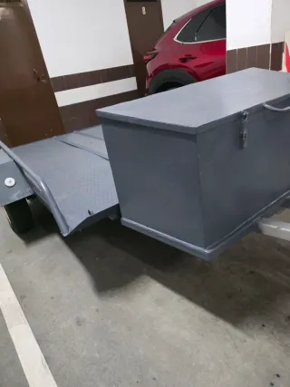 Remolque plataforma gris