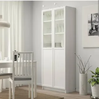 Vetrina Billy Ikea in cristallo con porte, vendita urgente.