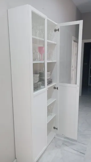 Vetrina Billy Ikea in cristallo con porte, vendita urgente.