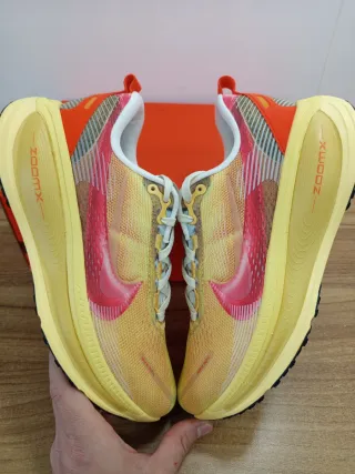 Nike Vomero 18 SE talla 41