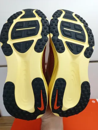 Nike Vomero 18 SE talla 41