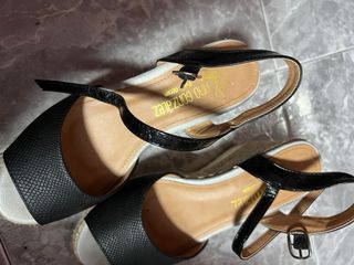 Sandalias cuña negras y beige